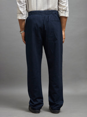 men's navy blue loose fit joggers with an elastic waistband
joggers for men
loose fit joggers for men