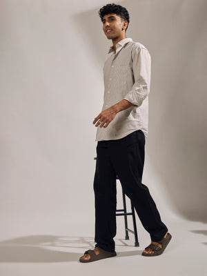 men's black loose fit linen joggers with an elastic waistband
joggers for men
loose fit joggers for men