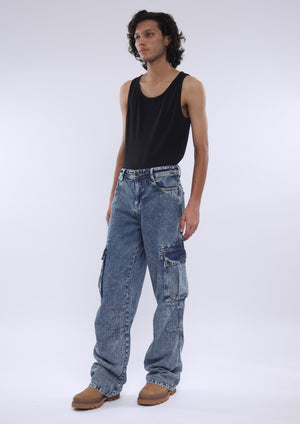 darkblue cargo denim jeans in loose fit with 8 pockets
loose fit jean for men
cargo pants for men