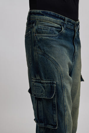 darkblue cargo denim jeans in loose fit with 8 pockets
loose fit jean for men
cargo pants for men