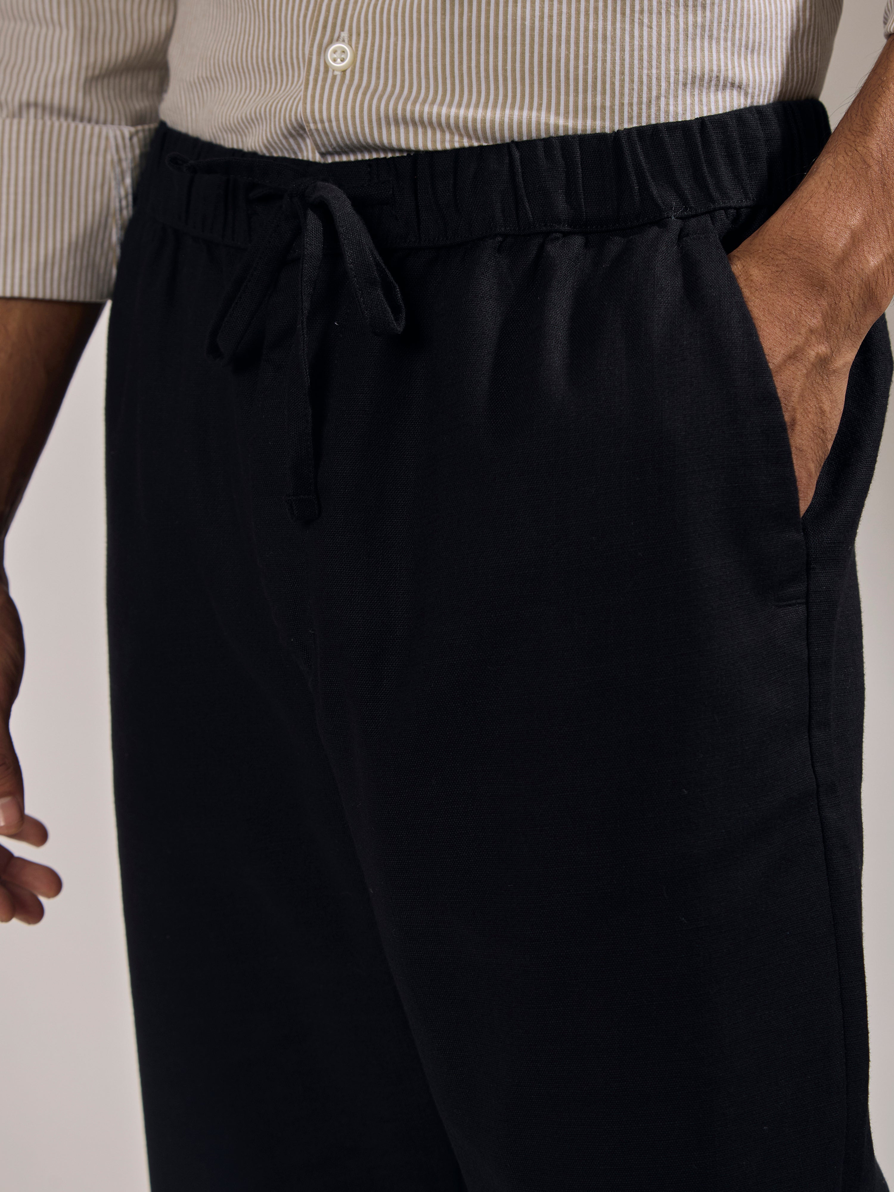 men's black loose fit linen  joggers with an elastic waistband
joggers for men
loose fit joggers for men