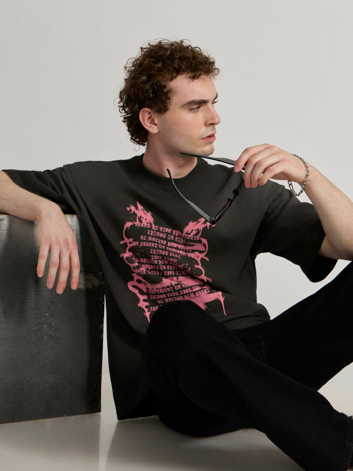 Lona - Graffiti-Inspired Print Baggy T-Shirt - Black - Espanshe
