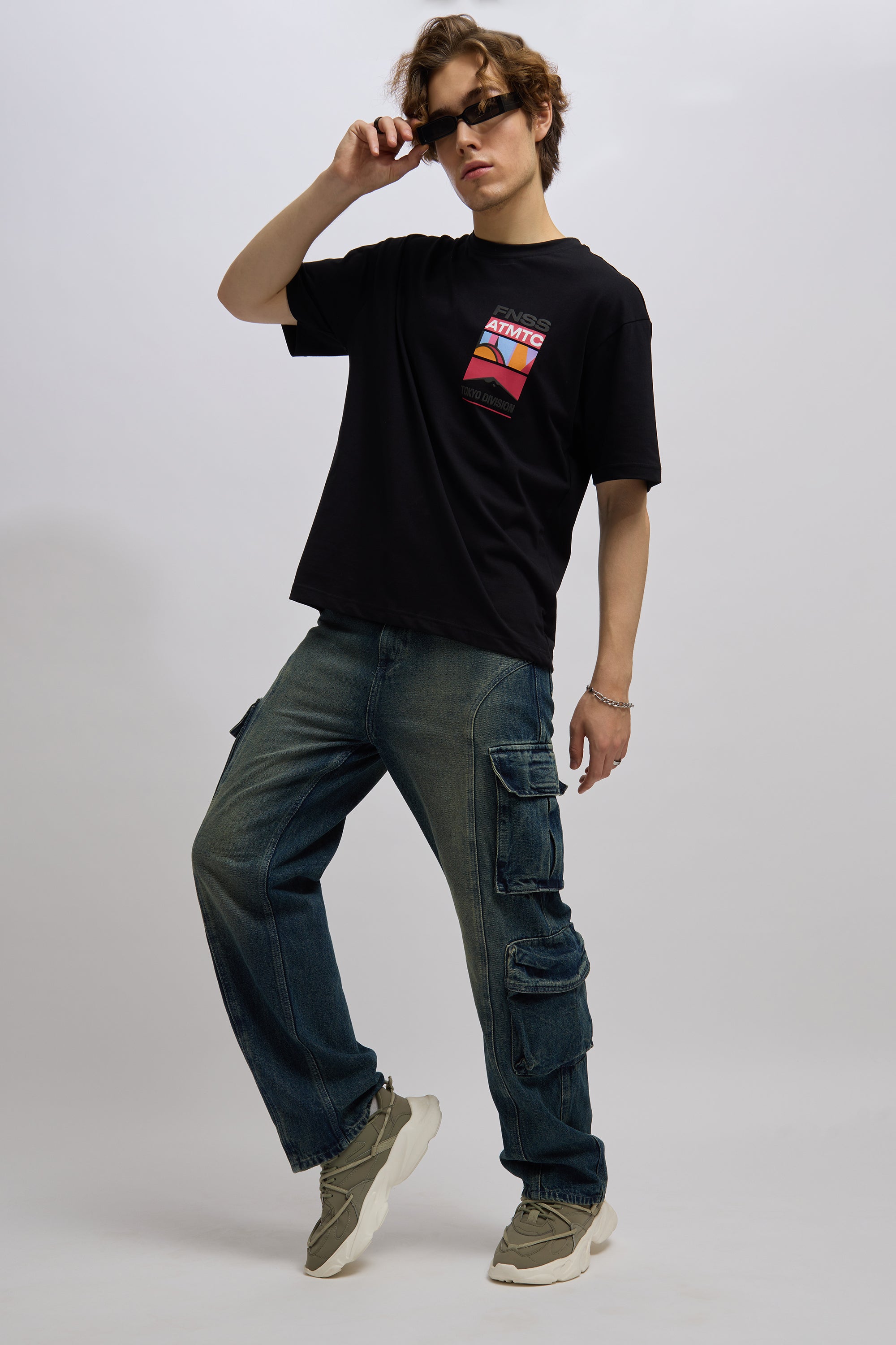 darkblue cargo denim jeans in loose fit with 8 pockets
loose fit jean for men
cargo pants for men