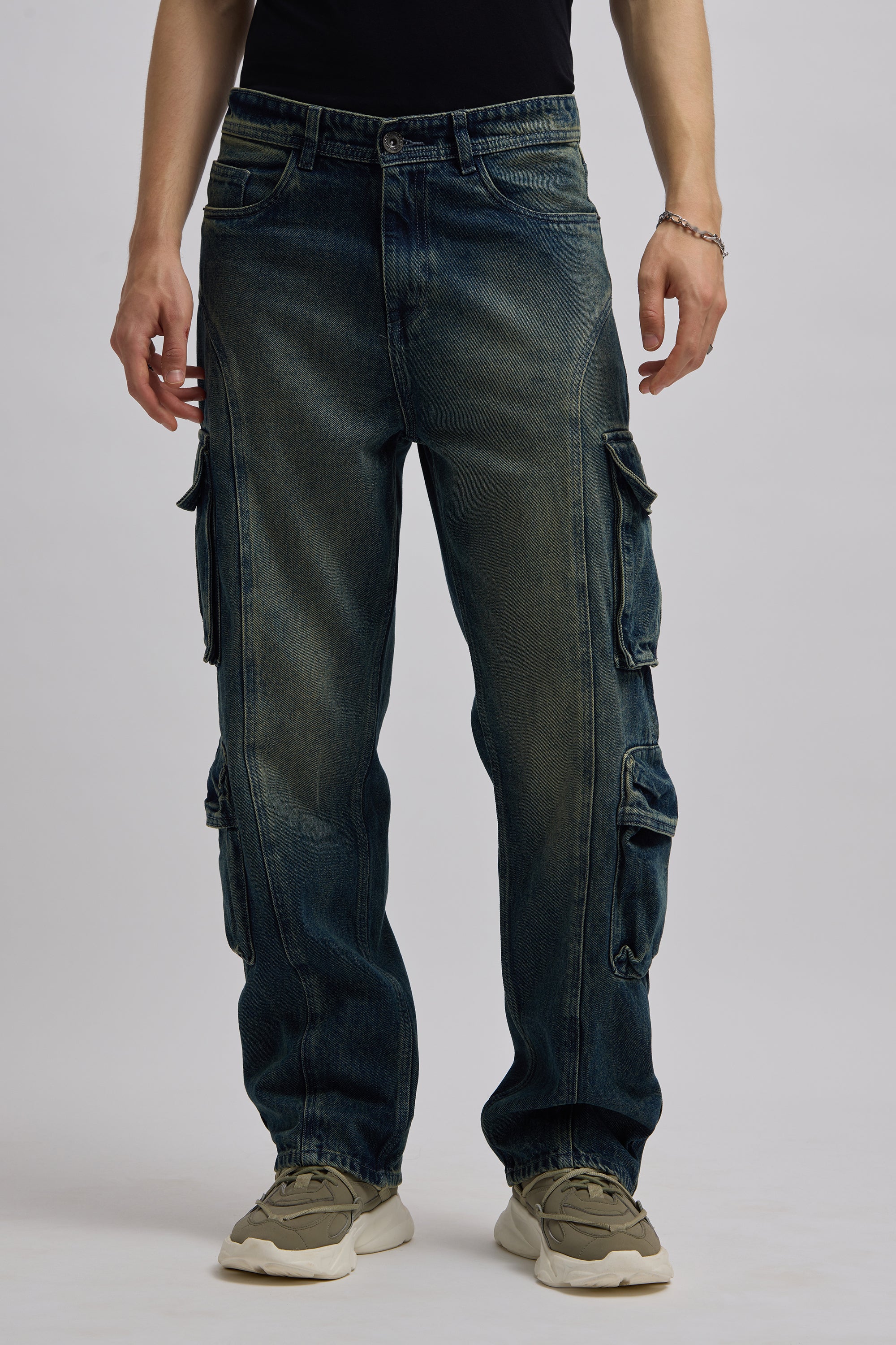 darkblue cargo denim jeans in loose fit with 8 pockets
loose fit jean for men
cargo pants for men