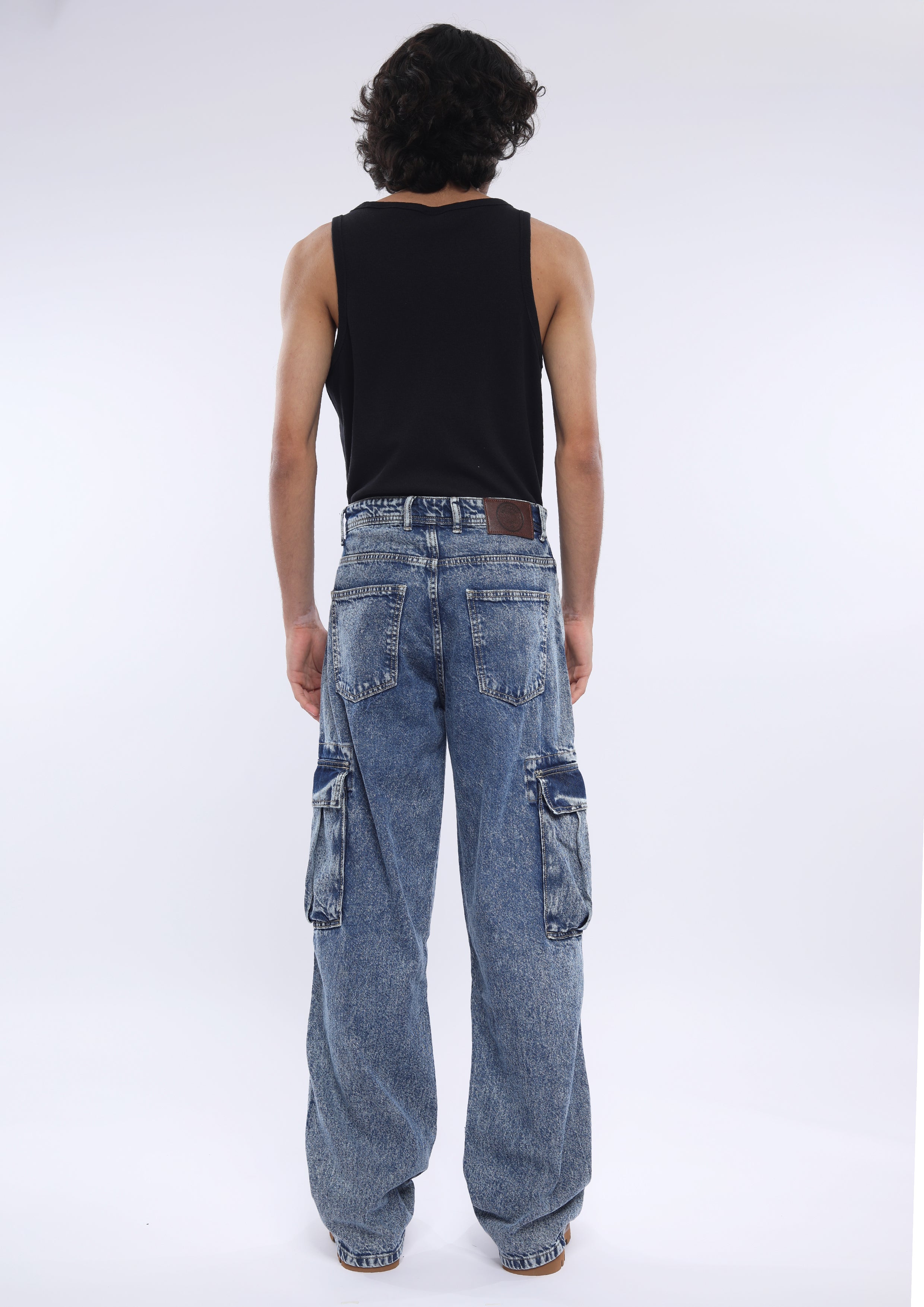 darkblue cargo denim jeans in loose fit with 8 pockets
loose fit jean for men
cargo pants for men