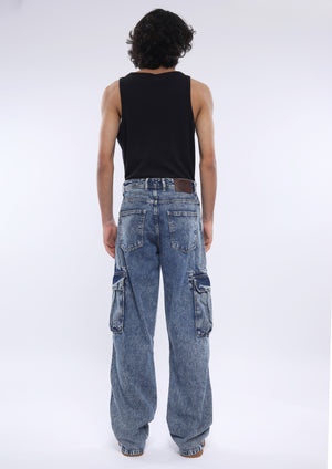 darkblue cargo denim jeans in loose fit with 8 pockets
loose fit jean for men
cargo pants for men