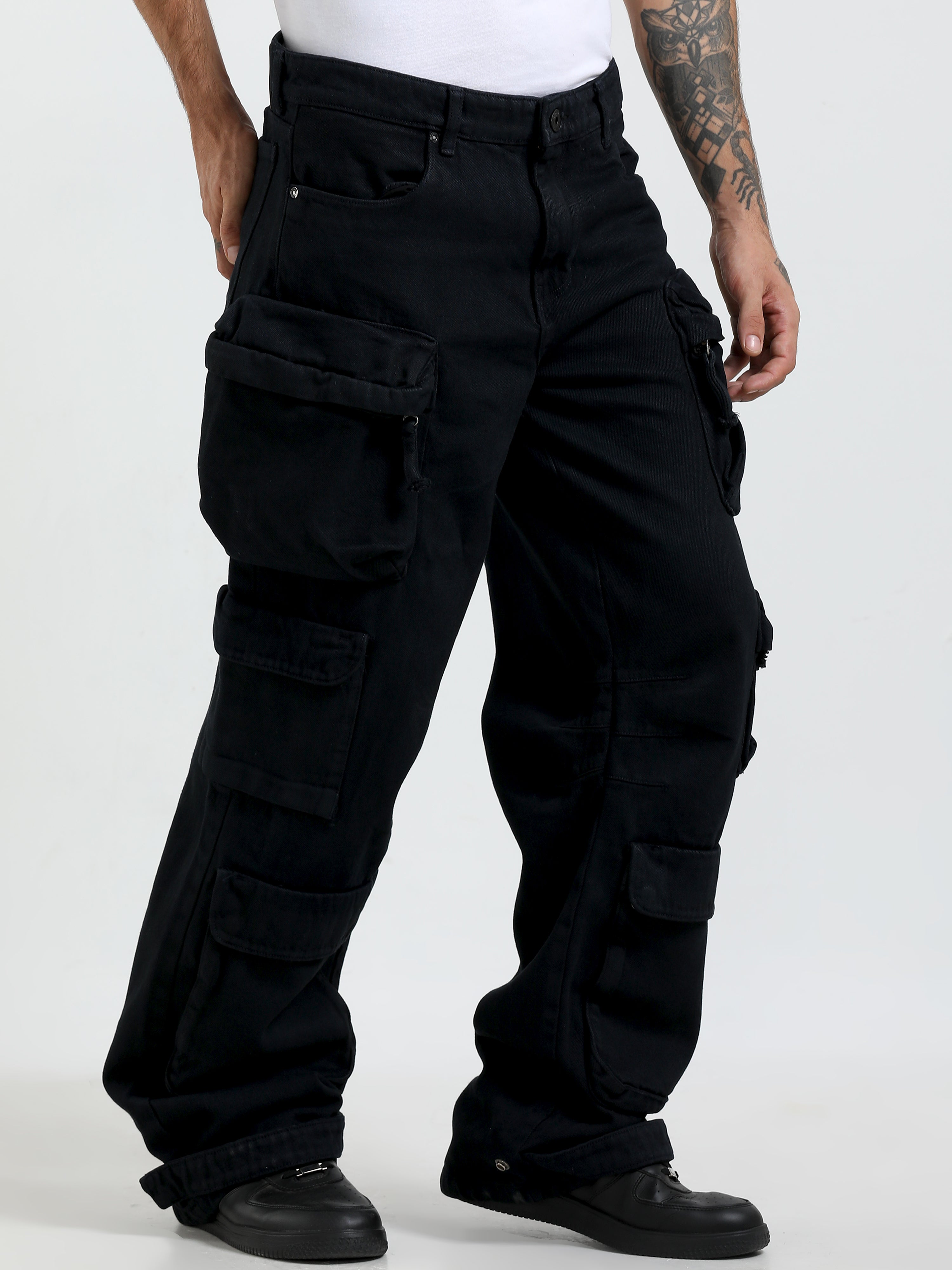 baggy cargo jeans featuring 10 pockets including zipper pockets. 
baggy cargo jeans pant for men
stylish baggy jeans for men