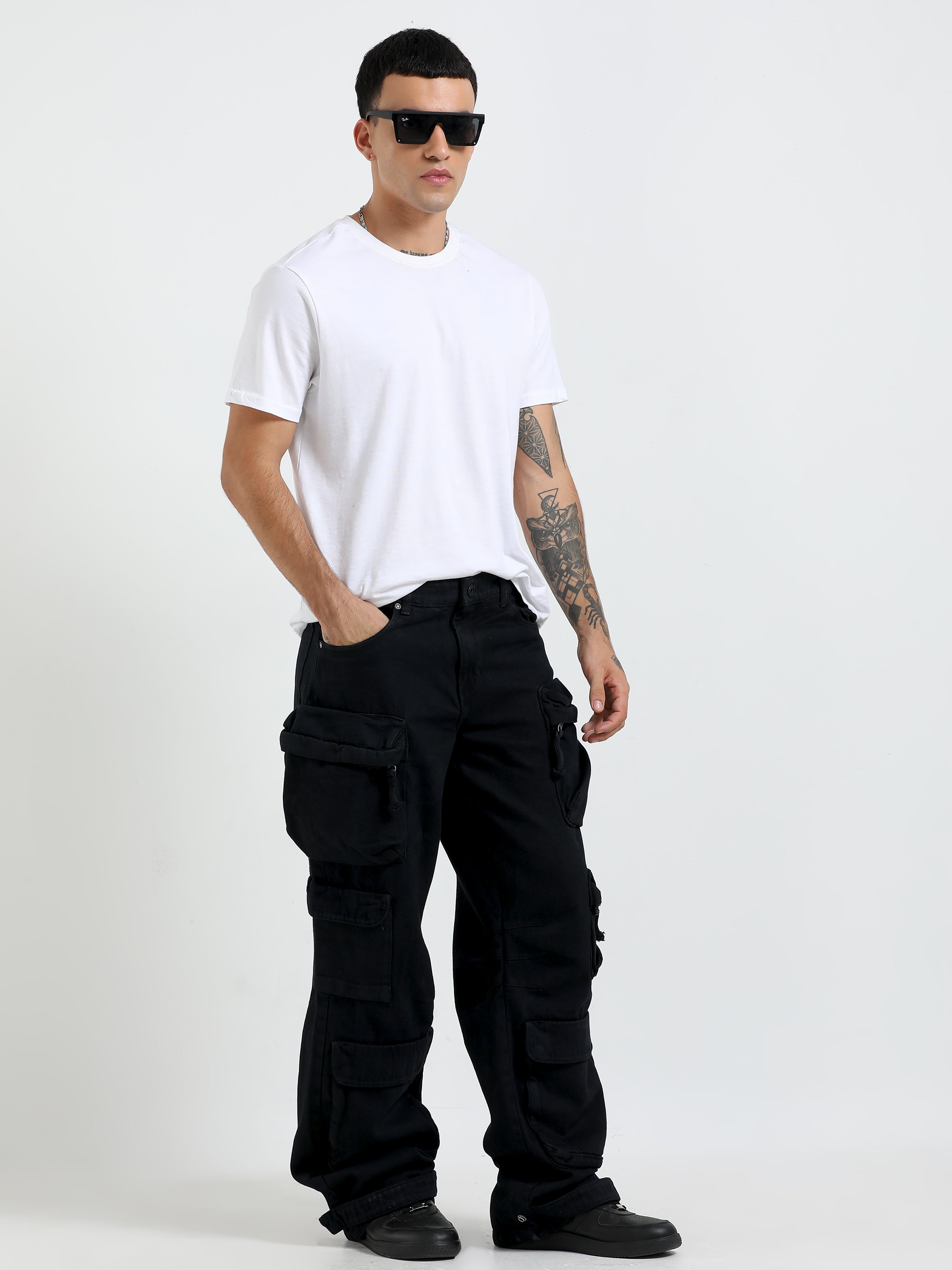 baggy cargo jeans featuring 10 pockets including zipper pockets. 
baggy cargo jeans pant for men
stylish baggy jeans for men