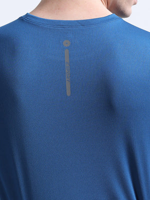 comfortable and light weight sports
 t-shirt made from polyster
sports t-shirt for men
light weight t-shirts for men