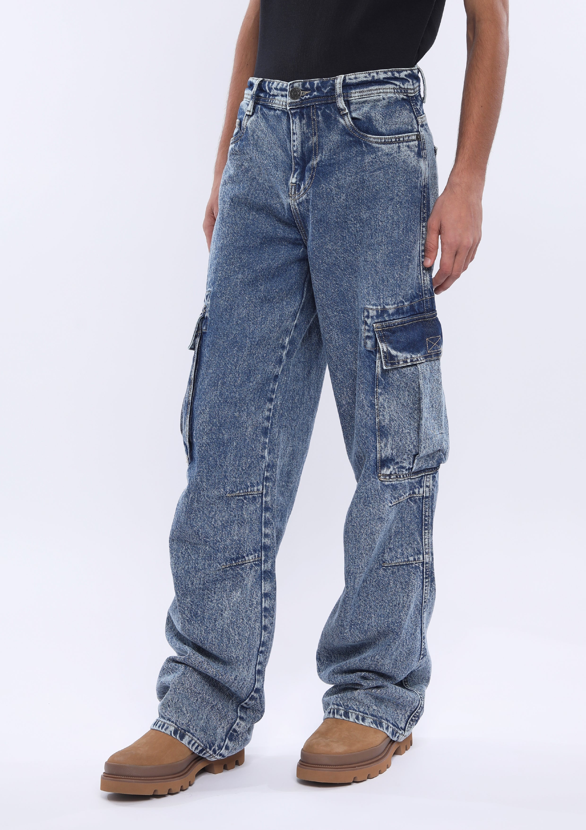 darkblue cargo denim jeans in loose fit with 8 pockets
loose fit jean for men
cargo pants for men