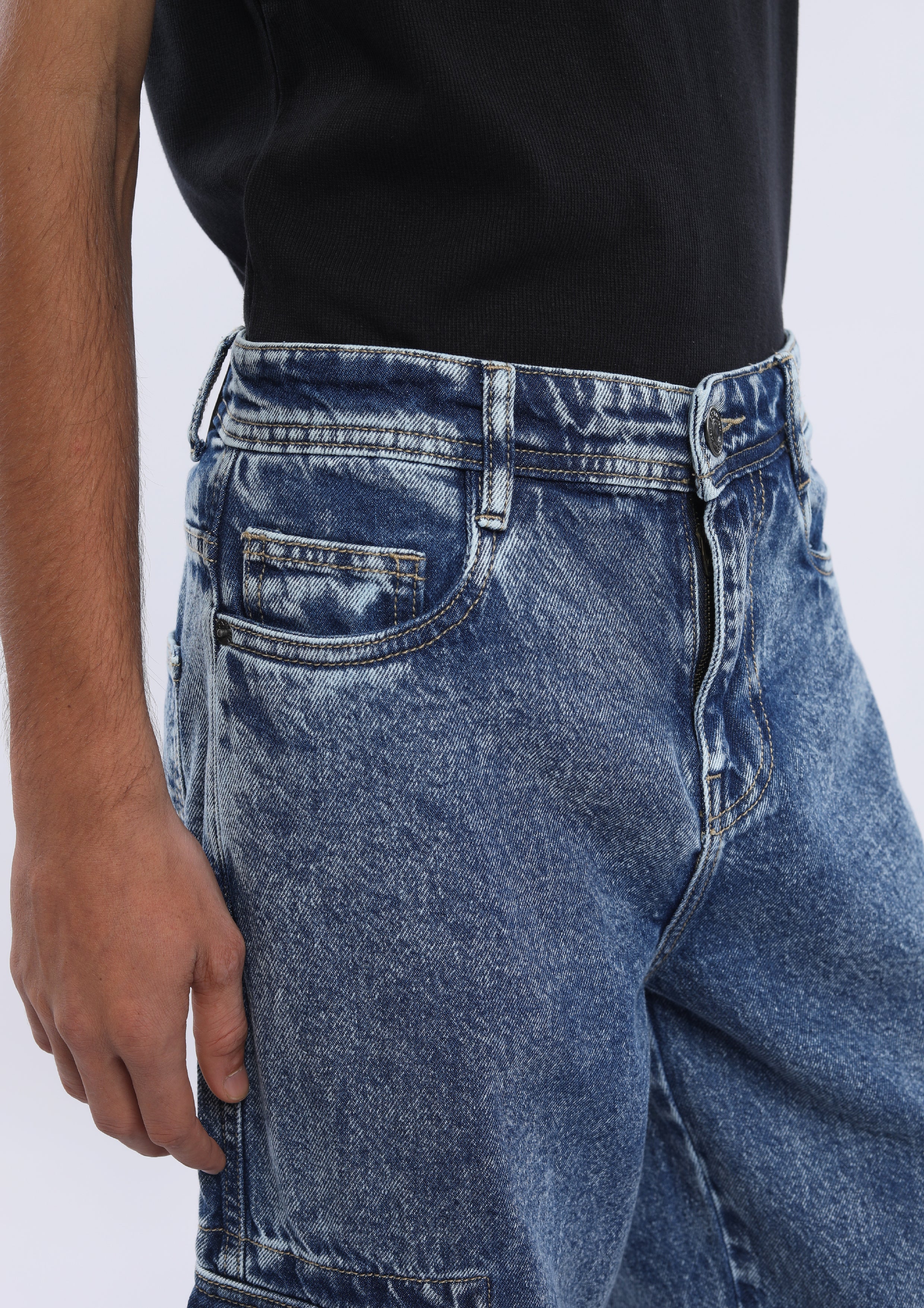 darkblue cargo denim jeans in loose fit with 8 pockets
loose fit jean for men
cargo pants for men